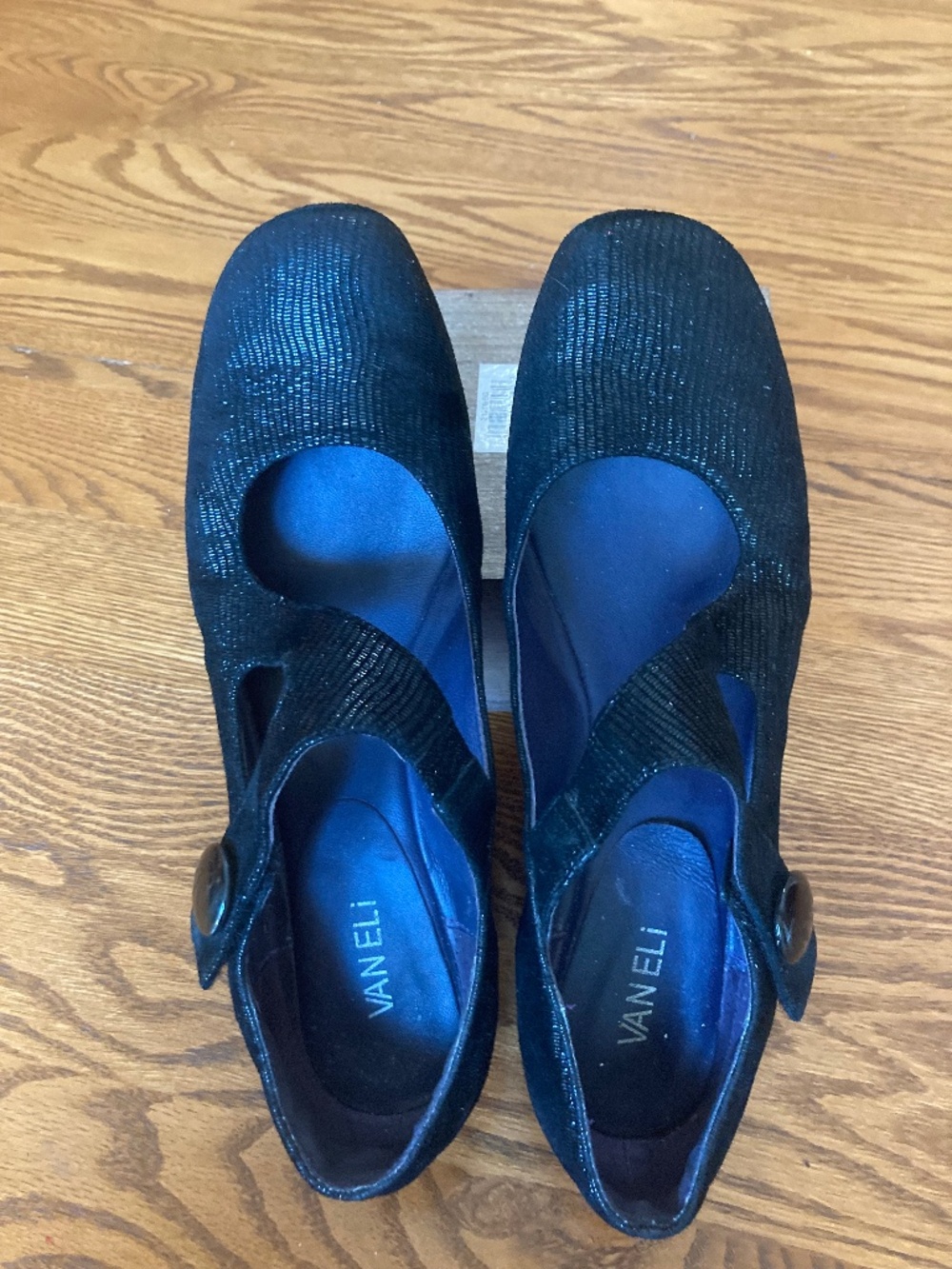 Black closed toe Vanelli dress shoes,